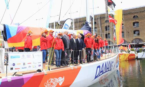 Thủy thủ đoàn và quan khách trên thuyền Đà Nẵng – Việt Nam