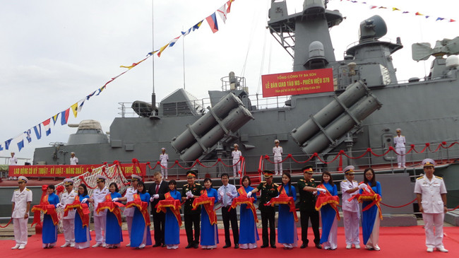 Cắt băng bàn giao tàu cho Quân chủng Hải quân.