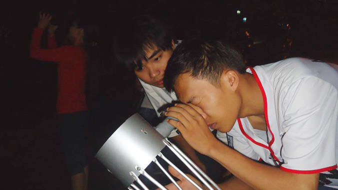 Những thành viên của Hội thiên văn trẻ Việt Nam tổ chức quan sát bầu trời. Ảnh: VACA.