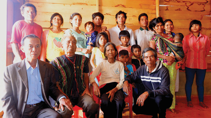 Vợ chồng cụ Y N’dông trong nhà con gái thứ tư.