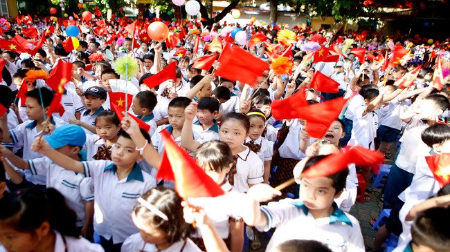 Năm nay học sinh toàn quốc sẽ đồng loạt khai giảng cùng một ngày với thủ tục tinh gọn và bớt nhiêu khê như mọi năm.Ảnh: Ngọc Châu.
