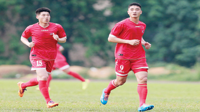 Các cầu thủ CHDCND Triều Tiên có thể hình và thể lực rất tốt, trong buổi tập kín đầu tiên tại Hà Nội. Ảnh: VSI.