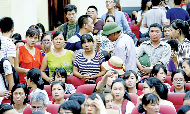 Chiều 20/8, đông đảo thí sinh, phụ huynh mệt mỏi chờ đợi các trường đại học, cao đẳng công bố điểm chuẩn (Trong ảnh: Trường ĐH Kinh tế Quốc dân Hà Nội). Ảnh: Như Ý.