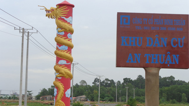 Dự án của công ty Đinh Thuận mới làm đường, dựng cổng. Ảnh: T.Đ.