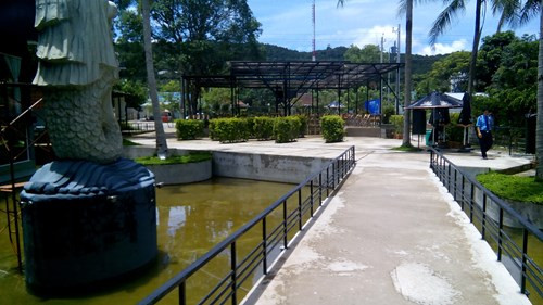 Phía trước cửa ra vào Lion Garden Beer Club nơi xảy cuộc ẩu đả và truy sát kinh hoàng. Ảnh: Thanh Niên