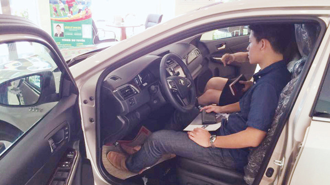 Khách hàng xem xe Camry 2.5 Q lắp ráp.