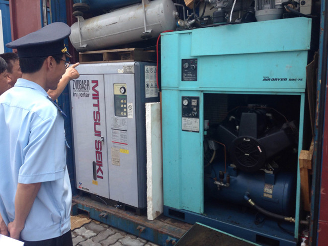 Hàng loạt thiết bị y tế cũ được doanh nghiệp nhập về Việt Nam bị cơ quan chức năng phát hiện. Ảnh: N.B.