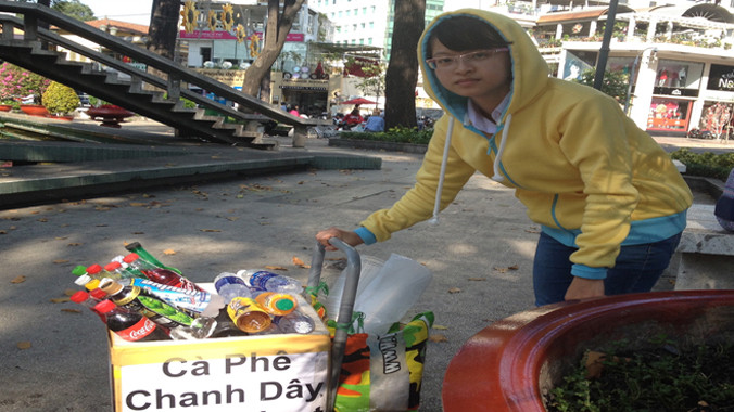 Khánh Phương với thùng nước giải khát đắt khách vào những ngày nắng oi bức. Ảnh: H.H.