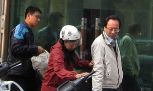 Hồ Văn Hải (áo trắng) bị phát hiện hành vi trốn thuế và bị truy tố.