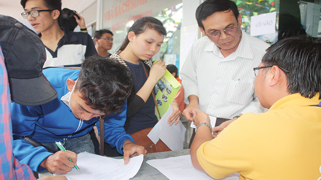 Nhiều phụ huynh không an tâm phải cùng con lặn lội từ tỉnh lên TPHCM nộp hồ sơ. Ảnh: N.D.