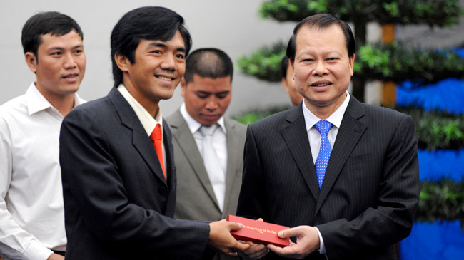 Phó Thủ tướng Vũ Văn Ninh tặng quà lưu niệm cho đại biểu doanh nhân trẻ khởi nghiệp xuất sắc. Ảnh: Xuân Tùng.