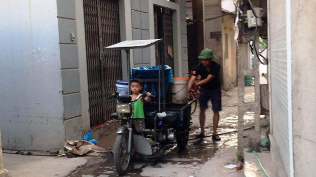 Một người dân ở xóm Chùa (Triều Khúc) chở nước về dùng.