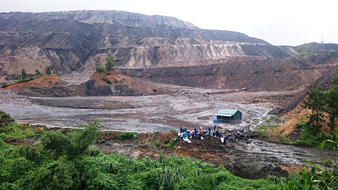 Lực lượng chức năng gia cố bờ kè và mặt đập 790. Ảnh: Đỗ Hoàng.