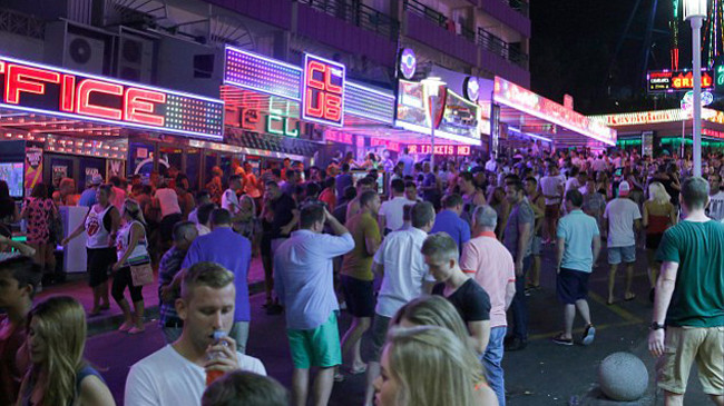 Khỏa thân ở Magaluf bị phạt 3.000 euro