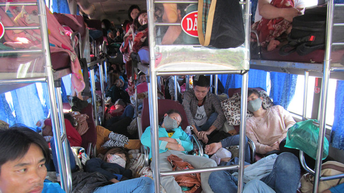 Nhiều xe khách lợi dụng lối đi trên xe để nhồi, nhét khách bị phát hiện.