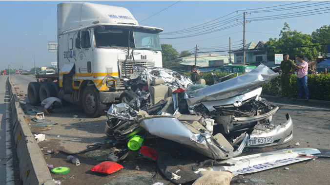 Chiếc xe du lịch 7 chỗ chỉ còn là đống sắt vụn.