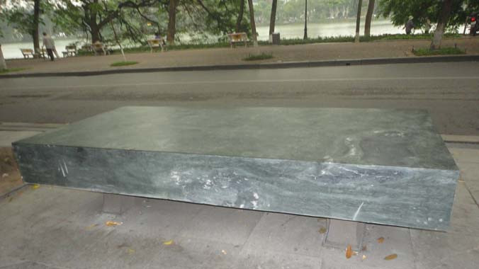 Thay mới mặt ghế đá cổ bên hồ Gươm