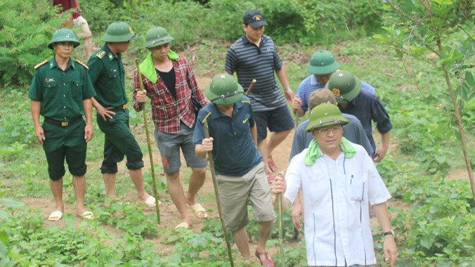 Cơ quan điều tra luồn rừng ráo riết truy tìm hung thủ.