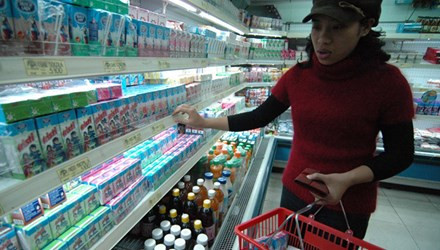 Người tiêu dùng khó mà phân biệt đâu là sữa bột pha thành nước, đâu là sữa tươi. Ảnh minh họa: Hồng Vĩnh