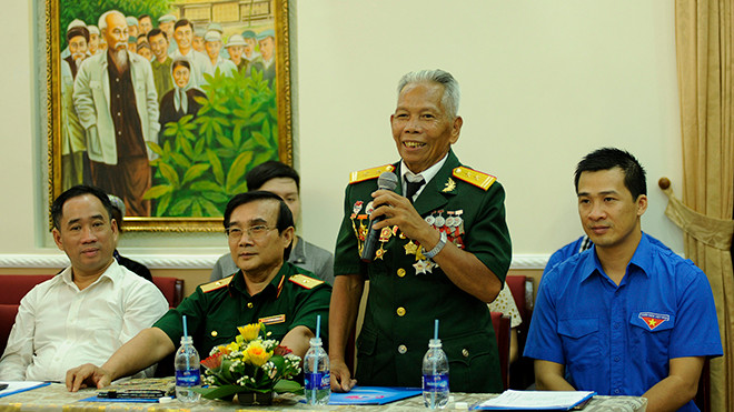 Anh hùng lực lượng vũ trang Hồ Đức Vai tại diễn đàn.