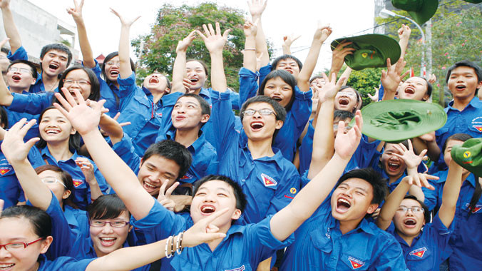 Lớp trẻ hôm nay theo bước cha ông sẵn sàng hiến dâng tuổi xuân cho đất nước. Ảnh: Hồng Vĩnh.