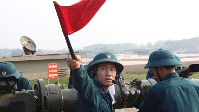 Tiểu đội trưởng Dương Mạnh Hùng (Máy chỉ huy K59-03) chỉ huy tiểu đội sục sạo mục tiêu trên không và mặt nước để tính phần tử bắn truyền cho pháo trong chiến đấu.