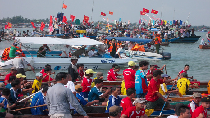 8 đội tham gia tranh tài tại giải đua ghe-nam. Ảnh:Nguyễn Trang.