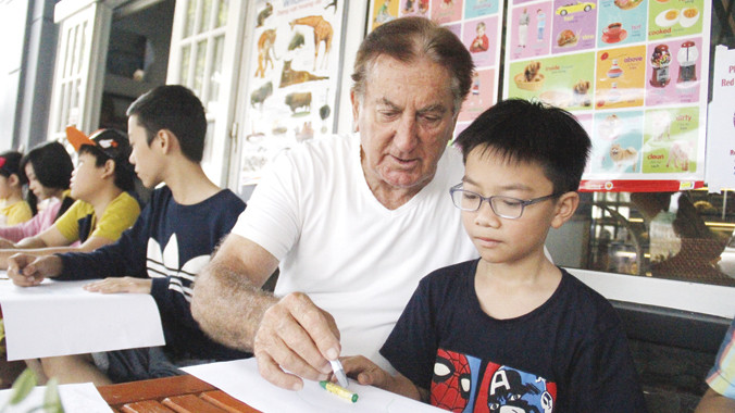 Alan Row hướng dẫn các em vẽ tranh về môi trường.