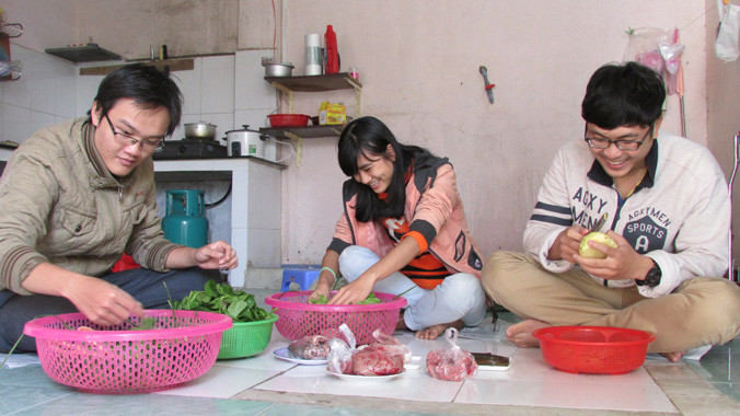 Các loại thực phẩm sẽ được các thành viên Phụ bếp Đà Nẵng sơ chế cẩn thận trước lúc giao cho khách hàng. Ảnh: Đào Phan.