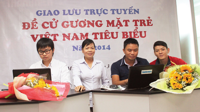 Các vị khách mời trả lời câu hỏi của độc giả. Ảnh: Thanh Hải. 