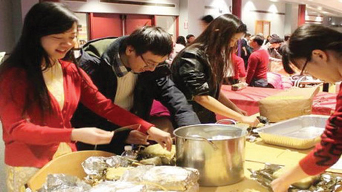 Bánh chưng gói giấy bạc của du học sinh tại Boston (Mỹ).