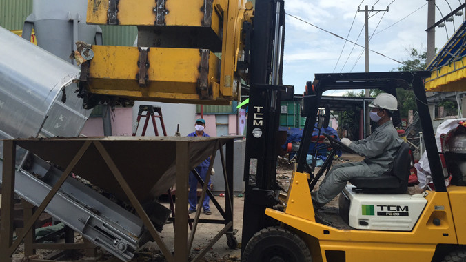 Xe đưa rác vào máy để đốt.