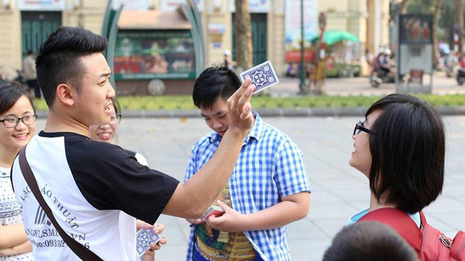 “Đại hội ảo thuật” không phân biệt ảo thuật gia chuyên nghiệp hay nghiệp dư. Ảnh: Duy Nguyễn.