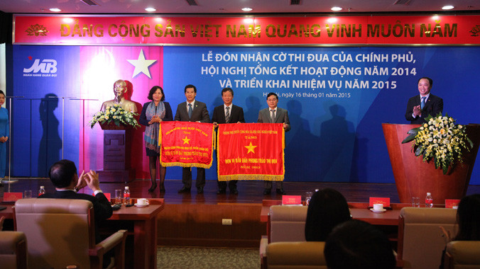 MB nhận cờ thi đua của Chính phủ và NHNN.