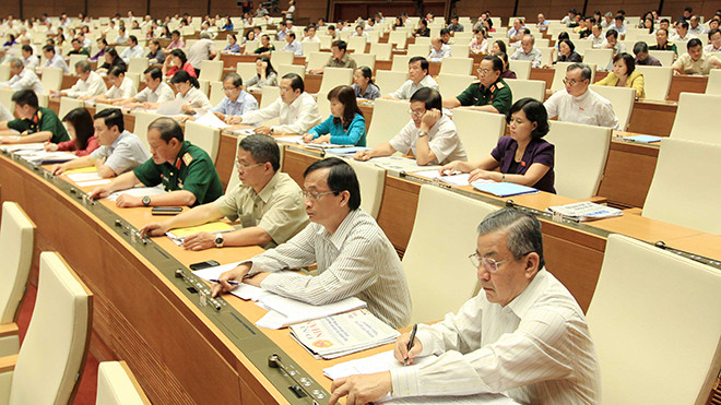 Đại biểu Quốc hội ấn nút biểu quyết thông qua các dự án luật kỳ họp thứ 9. Ảnh: Như Ý.