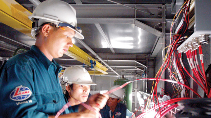 Công nhân đang đấu nối cáp điện tại nhà máy điện Nhơn Trạch. Ảnh: Ngọc Châu.