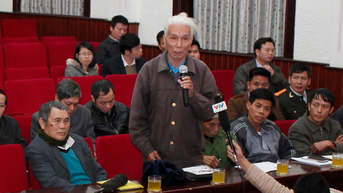 Các công dân trong buổi đối thoại với ông Nguyễn Văn Nên. Ảnh: Minh Đức.