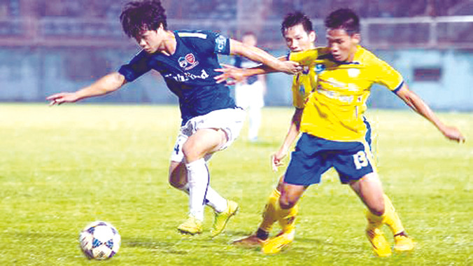 Hoàng Anh Gia Lai (áo xanh) - Khánh Hòa.