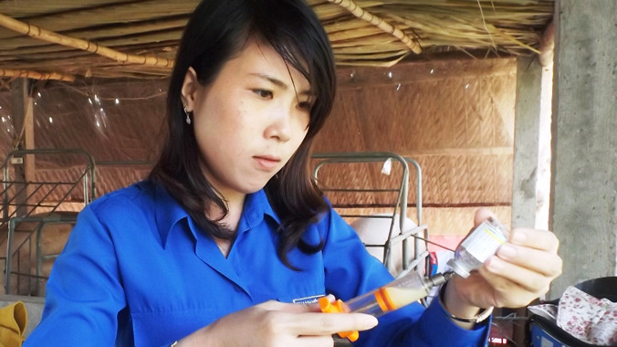 Chị Như đang pha chế thuốc.