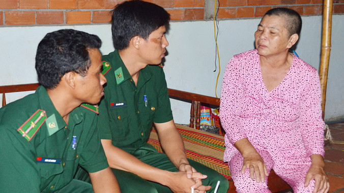 Chiến sỹ Đồn Biên phòng Mỏ Ó chia buồn với quả phụ Lê Thị Bèo. Ảnh: Xuân Lương.