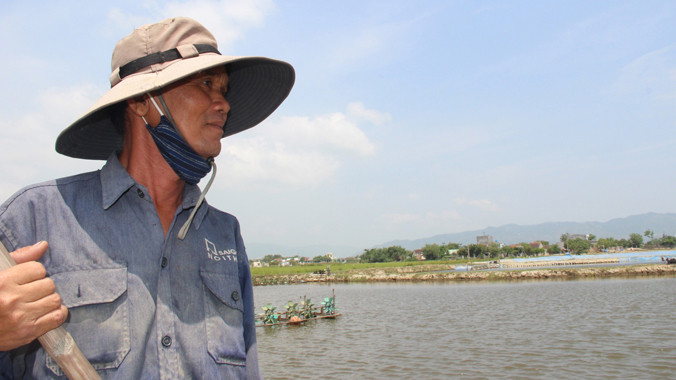 Tôm chết vì dịch bệnh, nguồn nước ô nhiễm và thiếu mặn khiến nông dân lo lắng.
