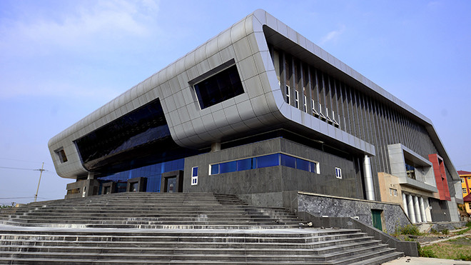 Nhà hát ở huyện Đan Phượng (Hà Nội) trăm tỷ xây dở bỏ không. Ảnh: Hồng Vĩnh.