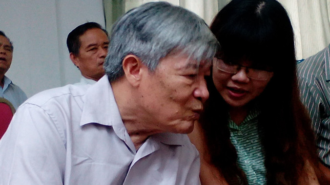 Diễn giả trẻ Đặng Thị Thanh Hà và Nhà thơ - nhà phê bình Vũ Nho bên lề Hội thảo. Ảnh: H.T.