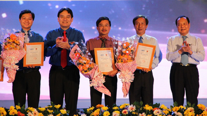 Bí thư Thành ủy TPHCM Lê Thanh Hải và Bí thư thứ nhất T.Ư Đoàn Nguyễn Đắc Vinh trao giải thưởng Tình nguyện Quốc gia năm 2014 cho đại diện các tổ chức và cá nhân. Ảnh: Việt Văn.