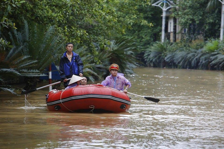 CSGT chèo thuyền đưa người dân đi sơ tán. Ảnh: Như Ý