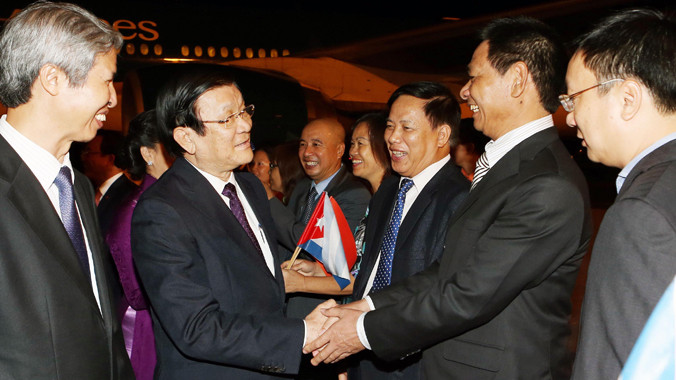 Cán bộ, nhân viên Đại sứ quán Việt Nam, sinh viên và cộng đồng người Việt Nam tại Cuba đón Chủ tịch nước Trương Tấn Sang tại sân bay Jose Marti Habana.