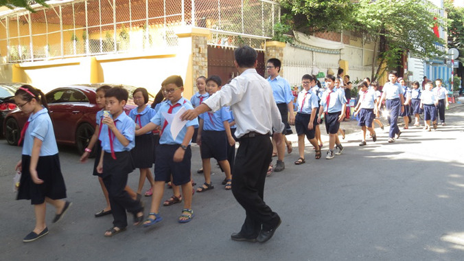Mỗi ngày, học sinh trường Tiểu học Đinh Tiên Hoàng, quận 1, TPHCM phải di chuyển 2-3 lần từ cơ sở chính qua cơ sở phụ để học tập. Ảnh: N.D.