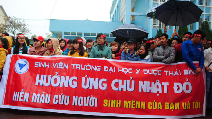 Tuổi trẻ ĐH Y dược Thái Bình háo hức chờ hiến máu. Ảnh: Duy Ngợi.