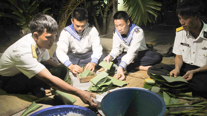 Các chiến sĩ đảo Trường Sa Lớn gói bánh chưng chuẩn bị đón Tết. Ảnh: L.H.V.