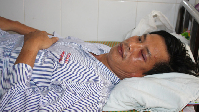 Ông Tú bị côn đồ đánh đa chấn thương và dọa giết ngay trong bệnh viện. Ảnh: N.T.